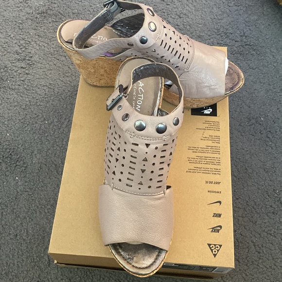 RARE Kenneth Cole wedged sandals with geometric pattern cutouts. Leather. - Picture 9 of 17